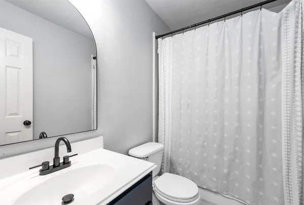 $2,600 | 4502 Park Trail Lane, Pasadena, TX 77505