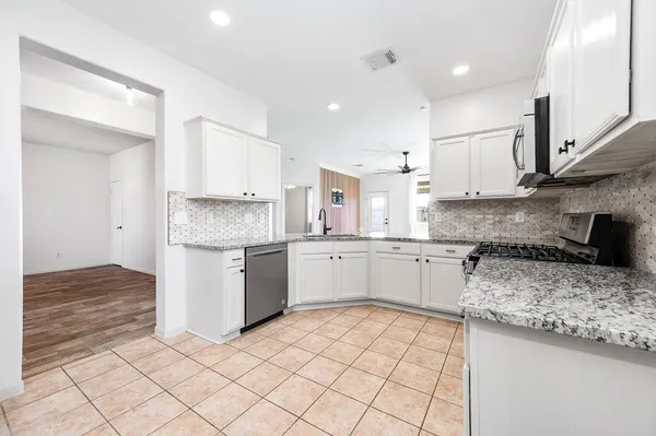 $2,600 | 4502 Park Trail Lane, Pasadena, TX 77505