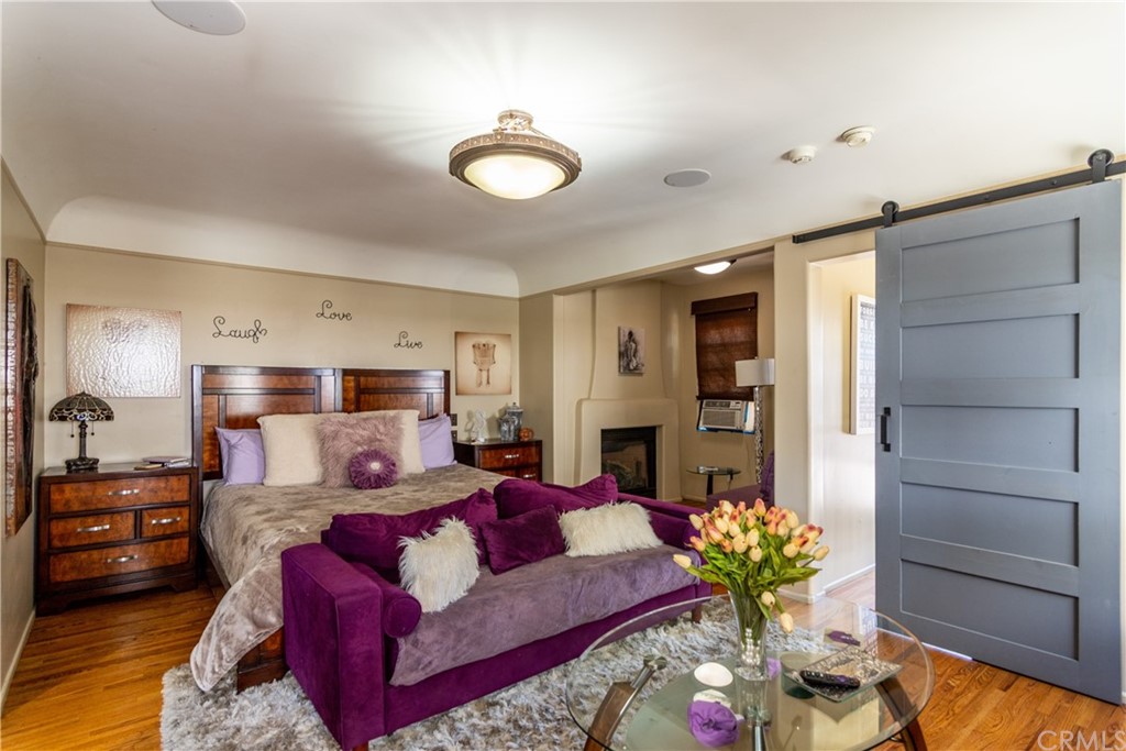 66 Corinthian Walk Long Beach, CA 90803 - Photo 14 of 26 a living room with furniture flowerpot and a chandelier