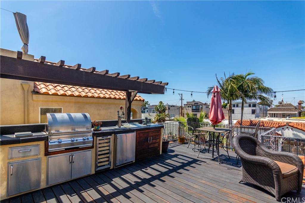 66 Corinthian Walk Long Beach, CA 90803 - Photo 25 of 26 a open kitchen with stainless steel appliances granite countertop a stove and cabinets