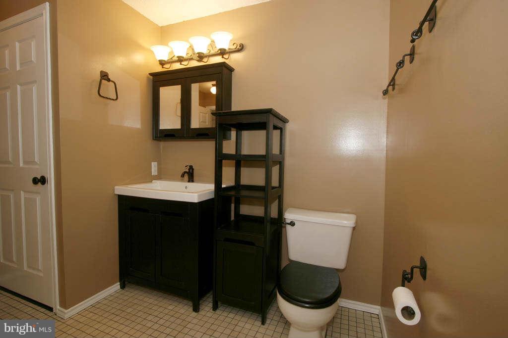 21013 Timber Ridge Terrace, Unit 203 Ashburn, VA 20147 - Photo 10 of 24 Bath (Master)