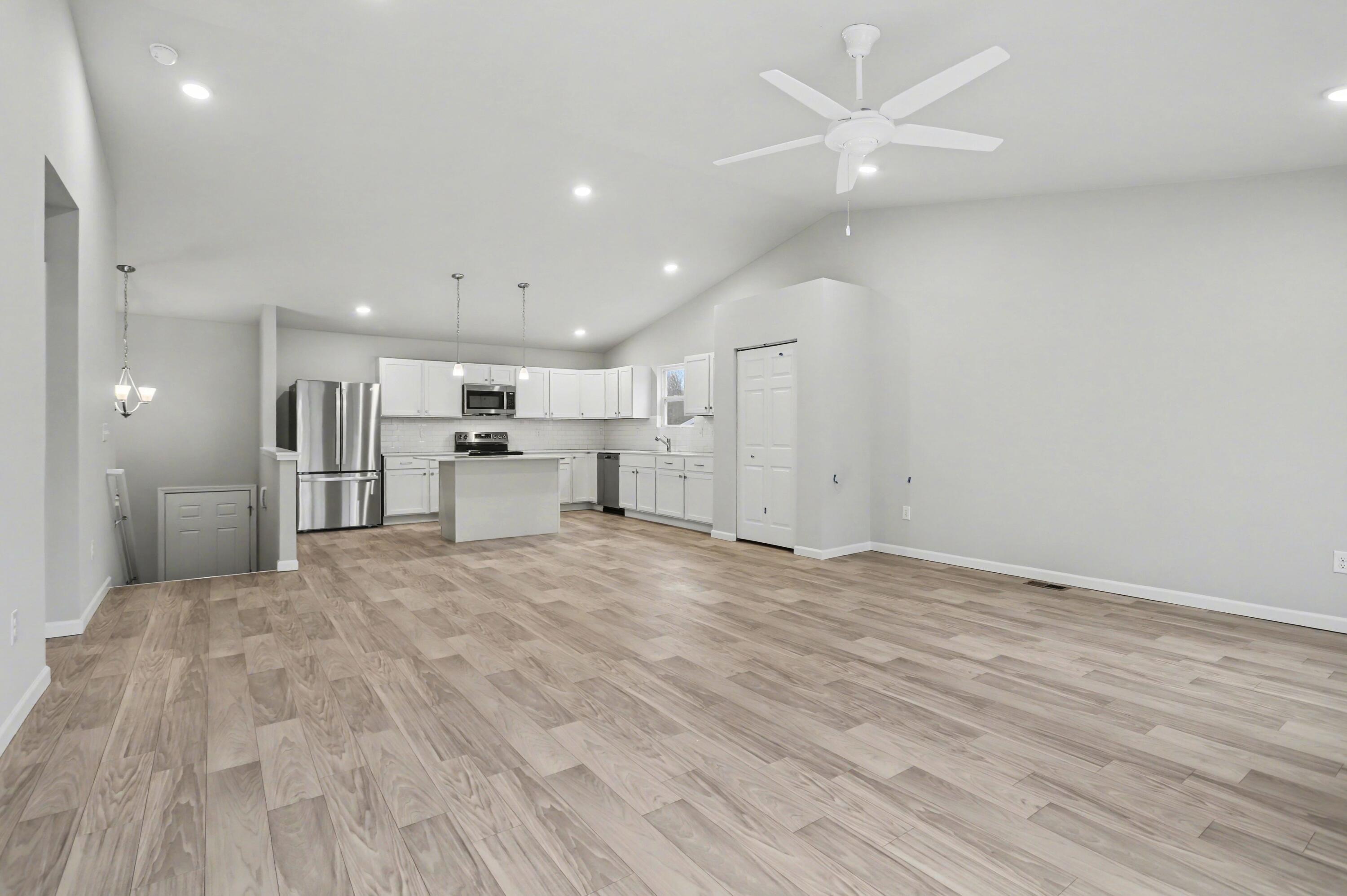 1212 Pine Street Three Rivers, MI 49093 - Photo 8 of 29 MFW035-i2060-Great Room2
