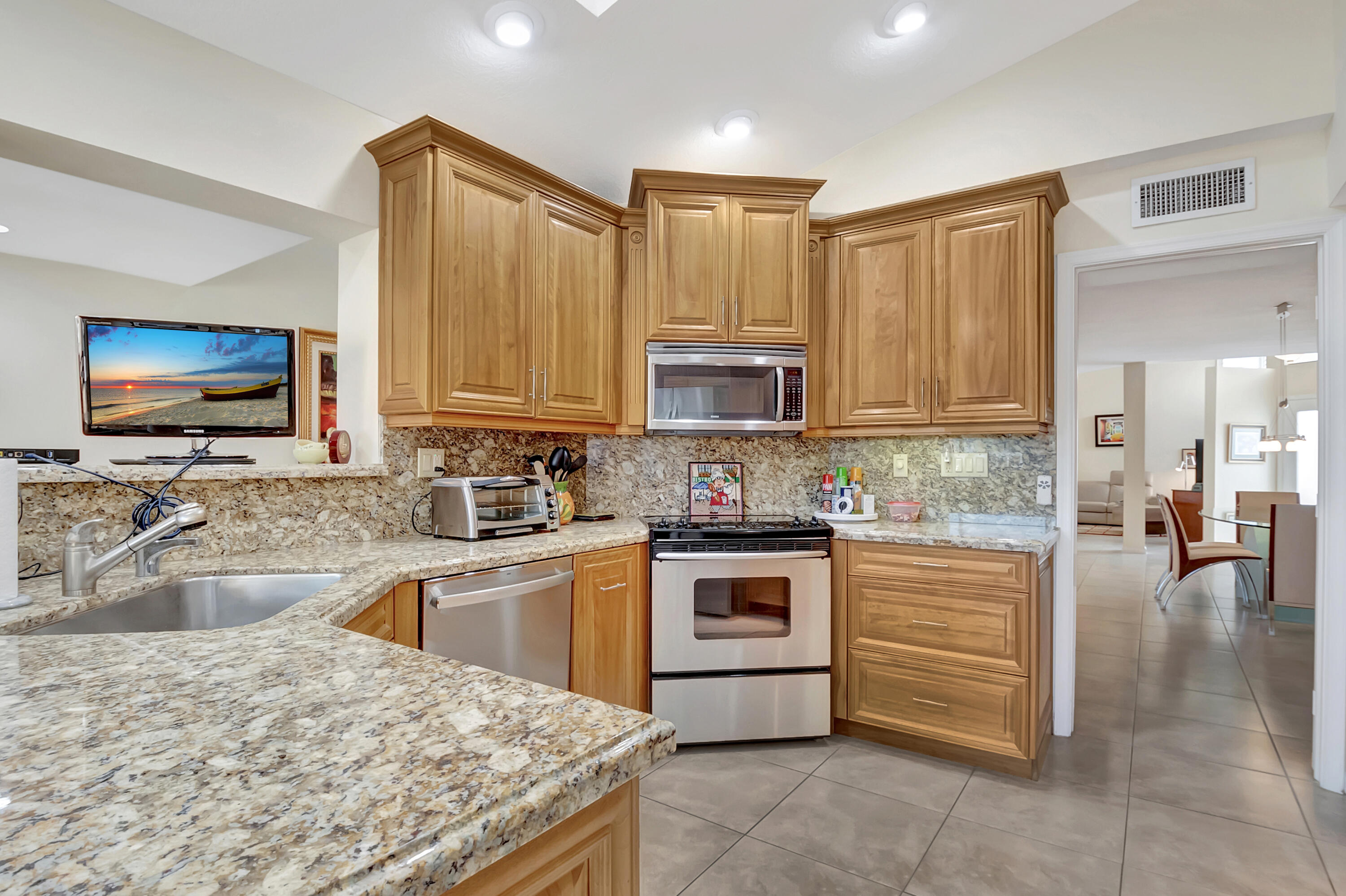 7723 Wind Key Drive, Unit 7723 Boca Raton, FL 33434 - Photo 22 of 86 Kitchen