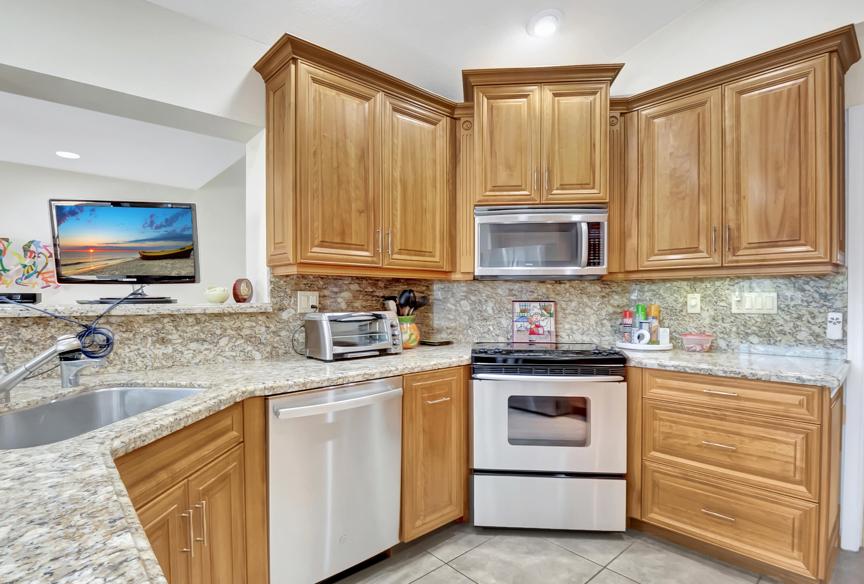 7723 Wind Key Drive, Unit 7723 Boca Raton, FL 33434 - Photo 24 of 86 Kitchen