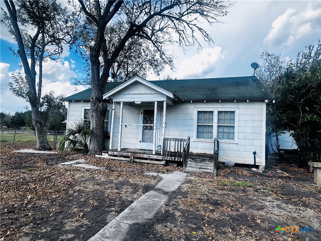 701 West May Street Yoakum, TX 77995 - Photo 1 of 1