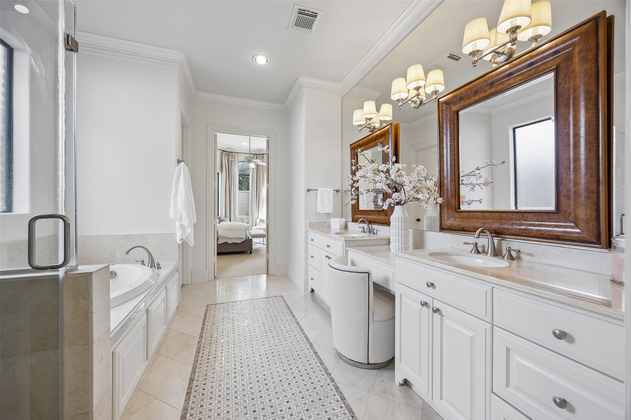 6261 Burgoyne Road Houston, TX 77057 - Photo 26 of 40 Another view of the primary bath.