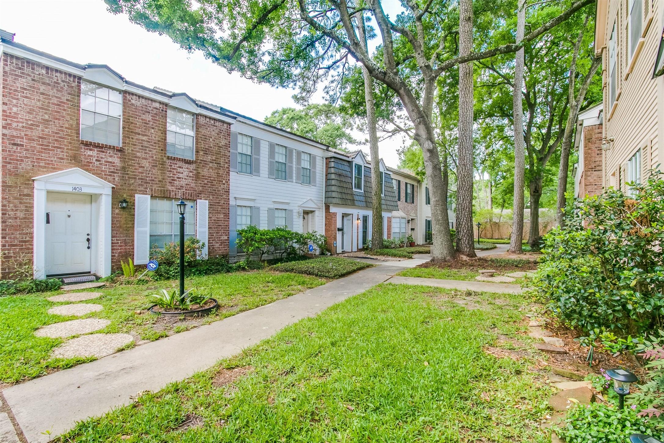 Your new address awaits in this unique setting close to City Centre, Town & Country, I-10 and Beltway 8.