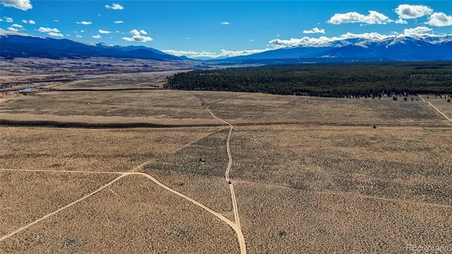 a view of a yard of the house