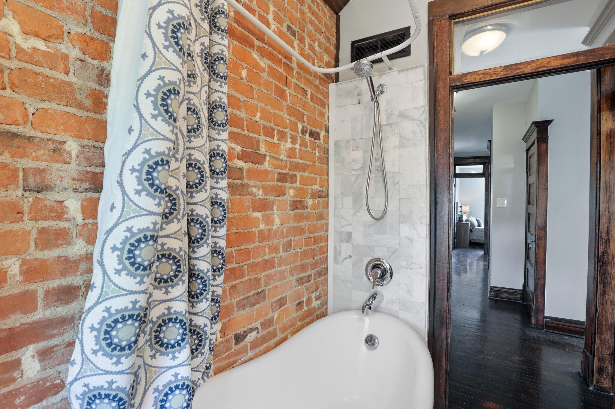1518 Bryden Road Columbus, OH 43205 - Photo 25 of 41 Tub/Shower Combo