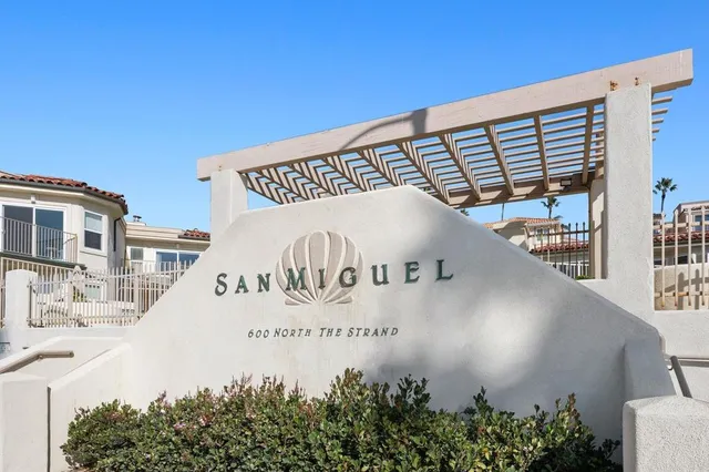 a view of a back yard