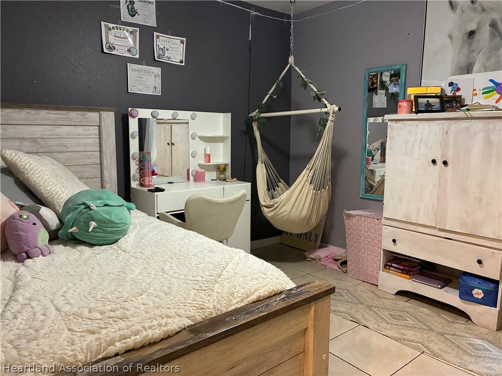 922 Breezy Road Lake Placid, FL 33852 - Photo 15 of 18 a bed room with a bed and a dresser