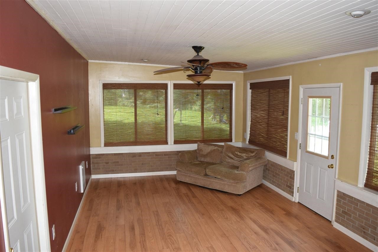 6811 East River Road Flushing, MI 48433 - Photo 4 of 11 21452796-3.JPG