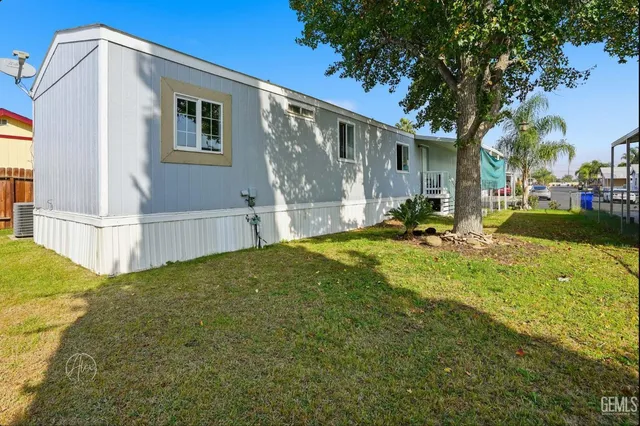 a front view of house with yard