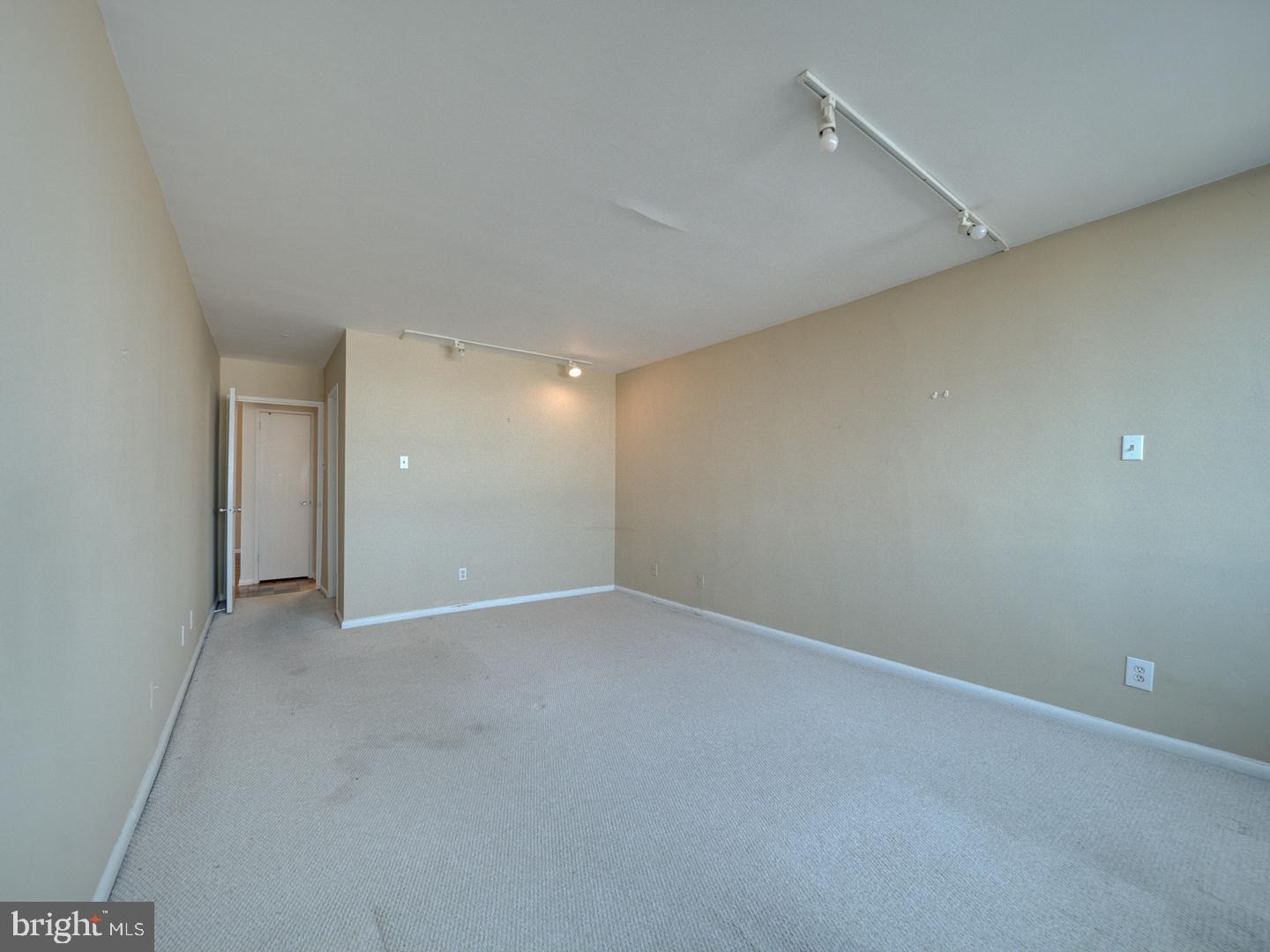 5101 River Road, Unit 411 Bethesda, MD 20816 - Photo 25 of 26 an empty room with an entryway
