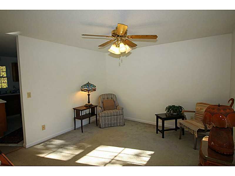 127 West View Road Middletown, RI 02842 - Photo 8 of 25 Living Room.