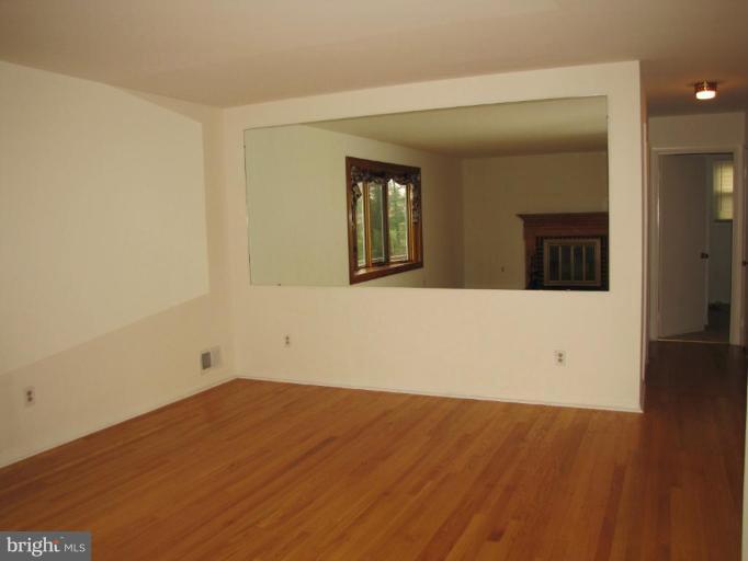 11 Weyburn Court Rosedale, MD 21237 - Photo 12 of 26 Dining Room