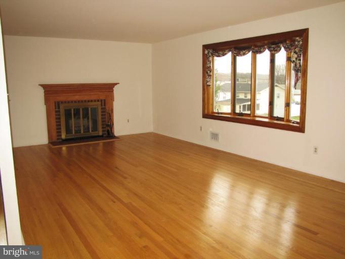 11 Weyburn Court Rosedale, MD 21237 - Photo 13 of 26 Living Room