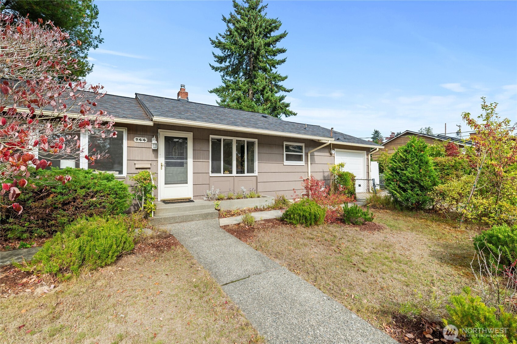 944 East 30th Street Bremerton, WA 98310 - Photo 20 of 21 a view of a house with a patio