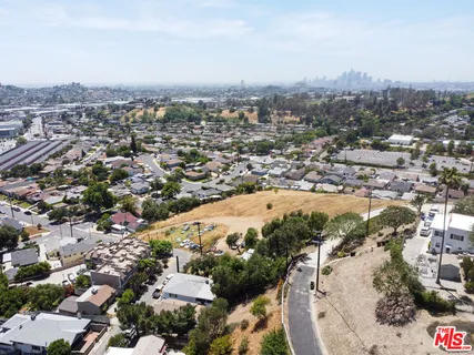 a picture of a black and white photo