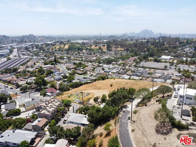 a picture of a black and white photo