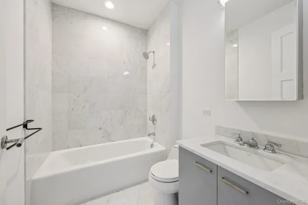 $16,500 | 1 Renaissance Square, Unit PH40C, White Plains, NY 10601