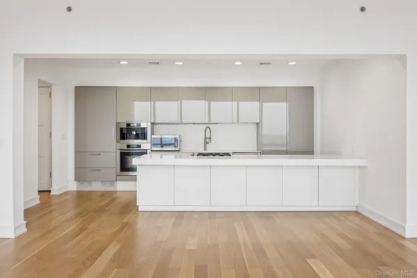 $16,500 | 1 Renaissance Square, Unit PH40C, White Plains, NY 10601