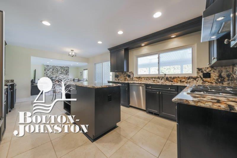 612 Canterbury Road Grosse Pointe, MI 48236 - Photo 19 of 54 Kitchen with Island