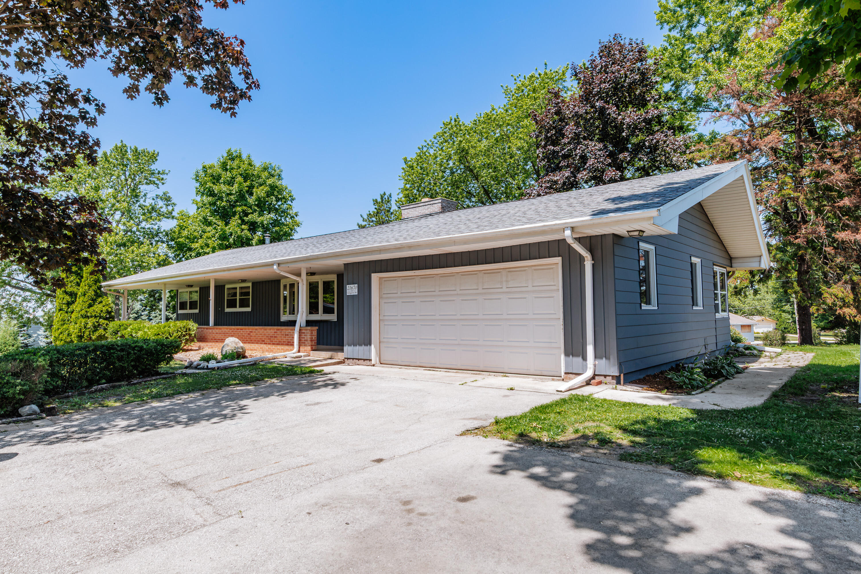 21670 West Glengarry Road New Berlin, WI 53146 - Photo 7 of 50 2.5 Car Attached Garage