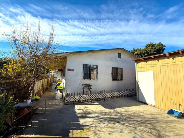 a view of a house with a backyard