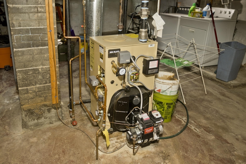 103 Hillcrest Avenue West Springfield, MA 01089 - Photo 28 of 28 a utility room with dryer and washer
