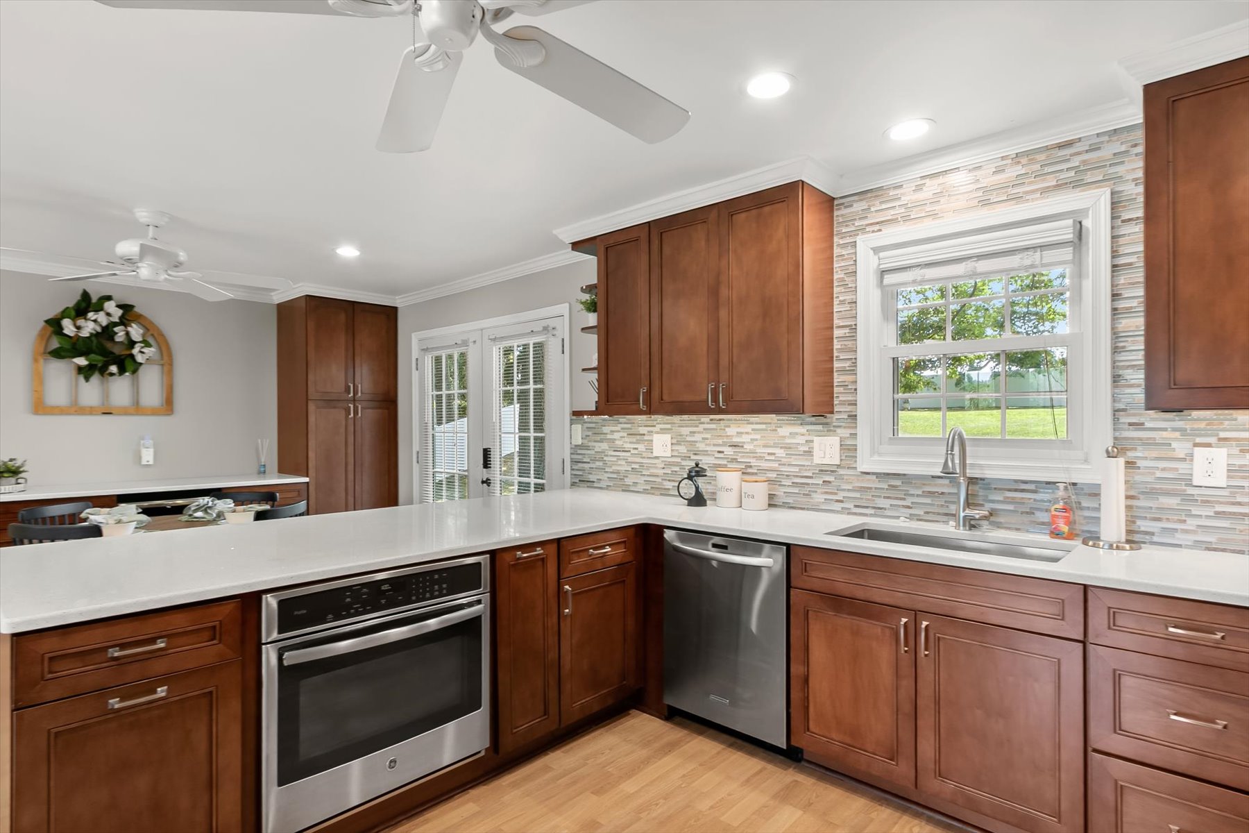 12405 Lime Kiln Road Fulton, MD 20759 - Photo 15 of 50 Beautifully Updated Kitchen w/ Quartz Counters