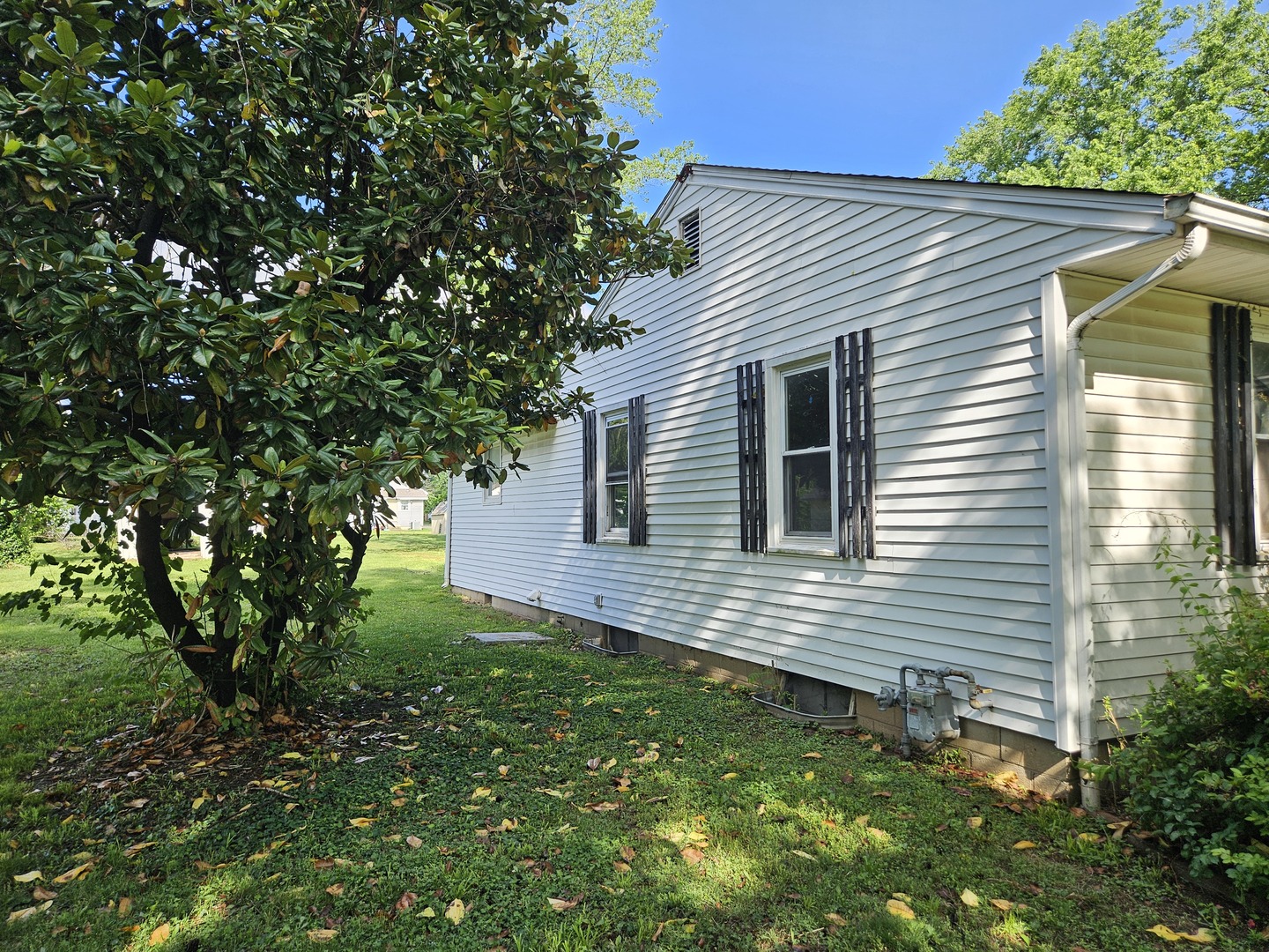 621 North 7th Street Herrin, IL 62948 - Photo 2 of 19 a view of a house with a yard
