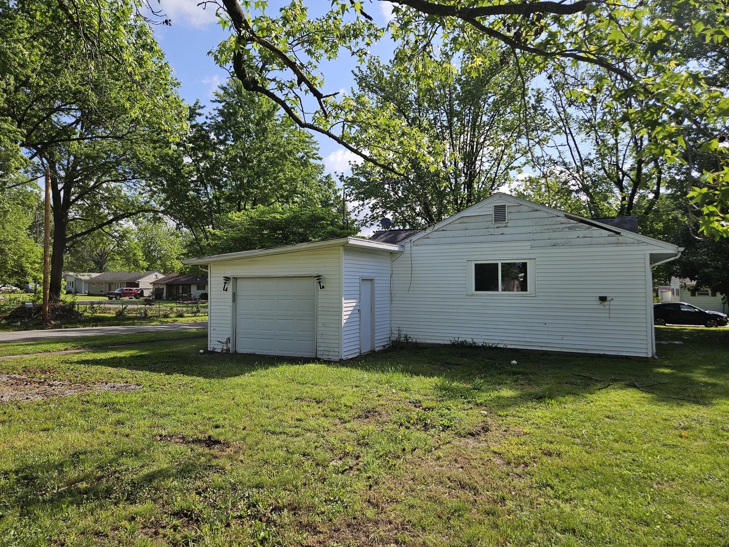 621 North 7th Street Herrin, IL 62948 - Photo 4 of 19 a view of a house with a yard