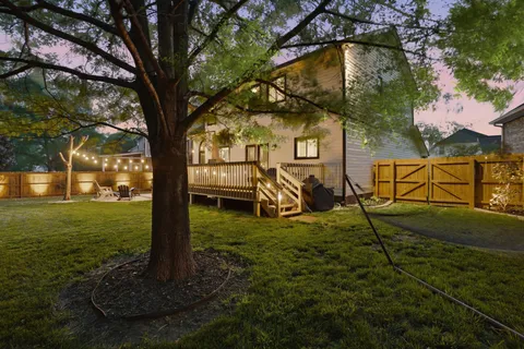 a view of a yard in front of house