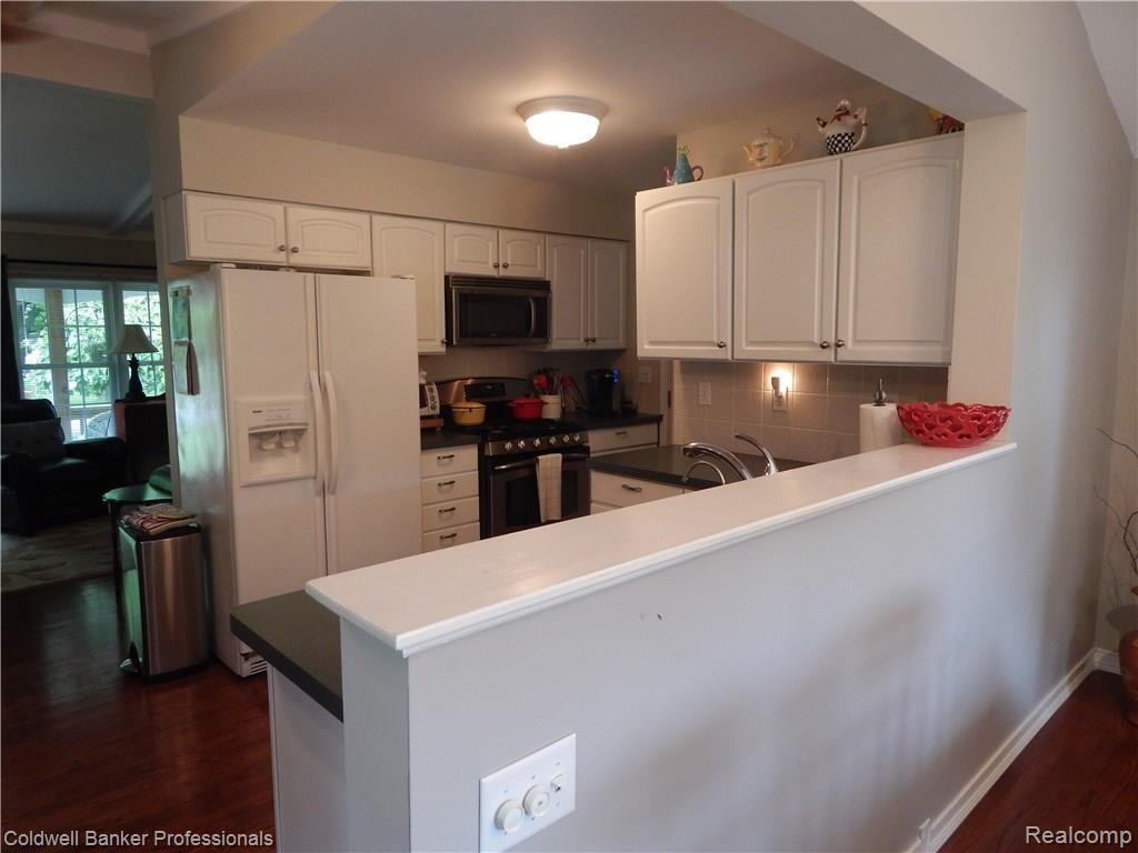 2429 Crane Road Fenton, MI 48430 - Photo 4 of 48