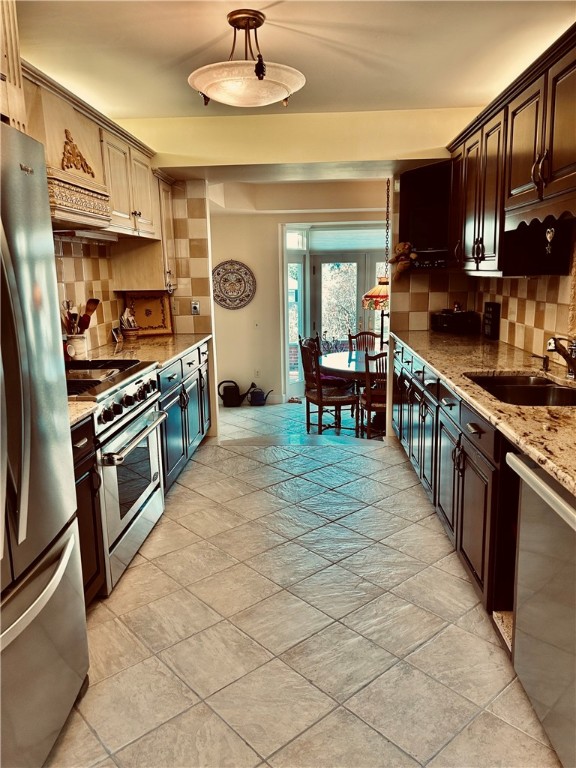 63 White Birch Road Cranston, RI 02920 - Photo 11 of 29 Kitchen