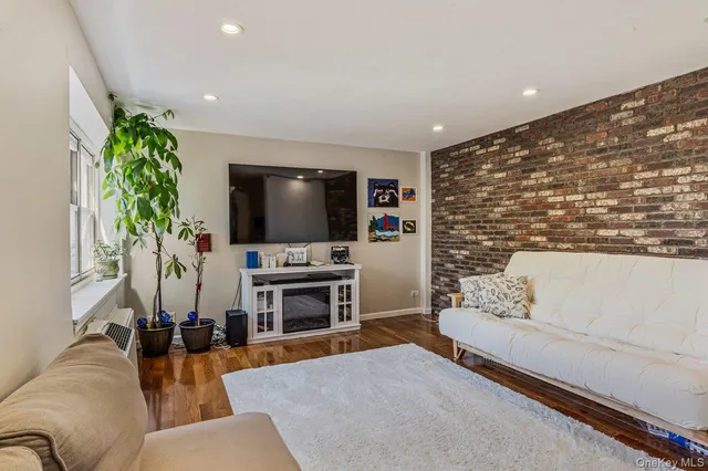 $245,000 | 144-55 Melbourne Avenue, Unit 6E | Kew Gardens Hills