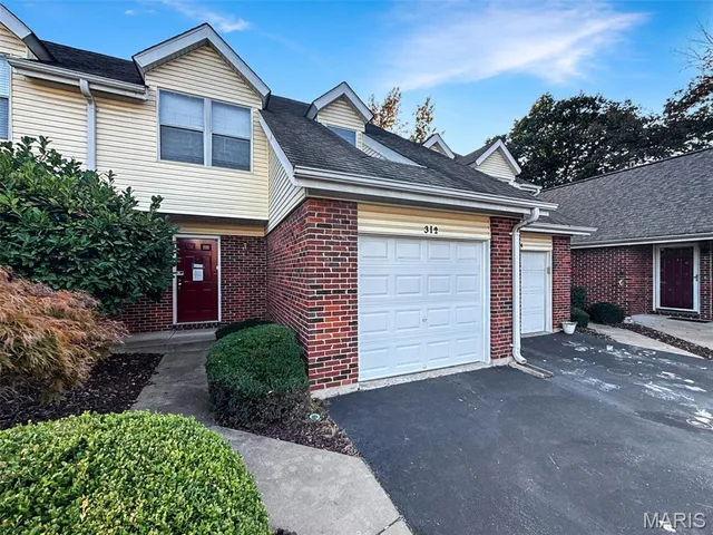 $189,900 | 312 Crown Colony Court, Unit F, St. Peters, MO 63376