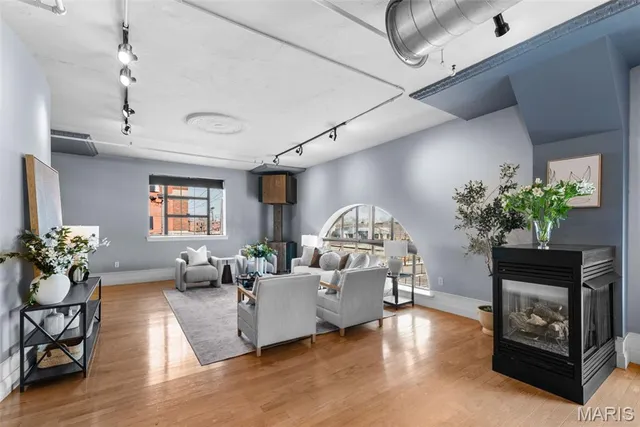 $335,000 | 4901 Washington Boulevard, Unit 2C, St. Louis, MO 63108