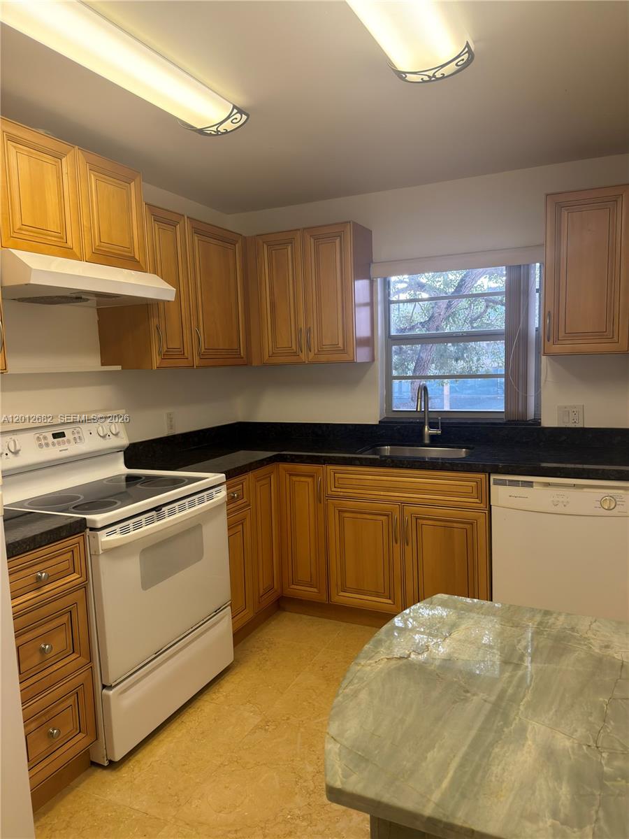 eat-in kitchen