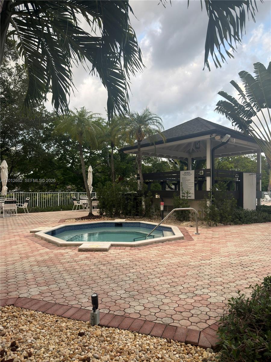 7757 Southwest 86th Street, Unit C213 Miami, FL 33143 - Photo 16 of 22 Jaccuzzi