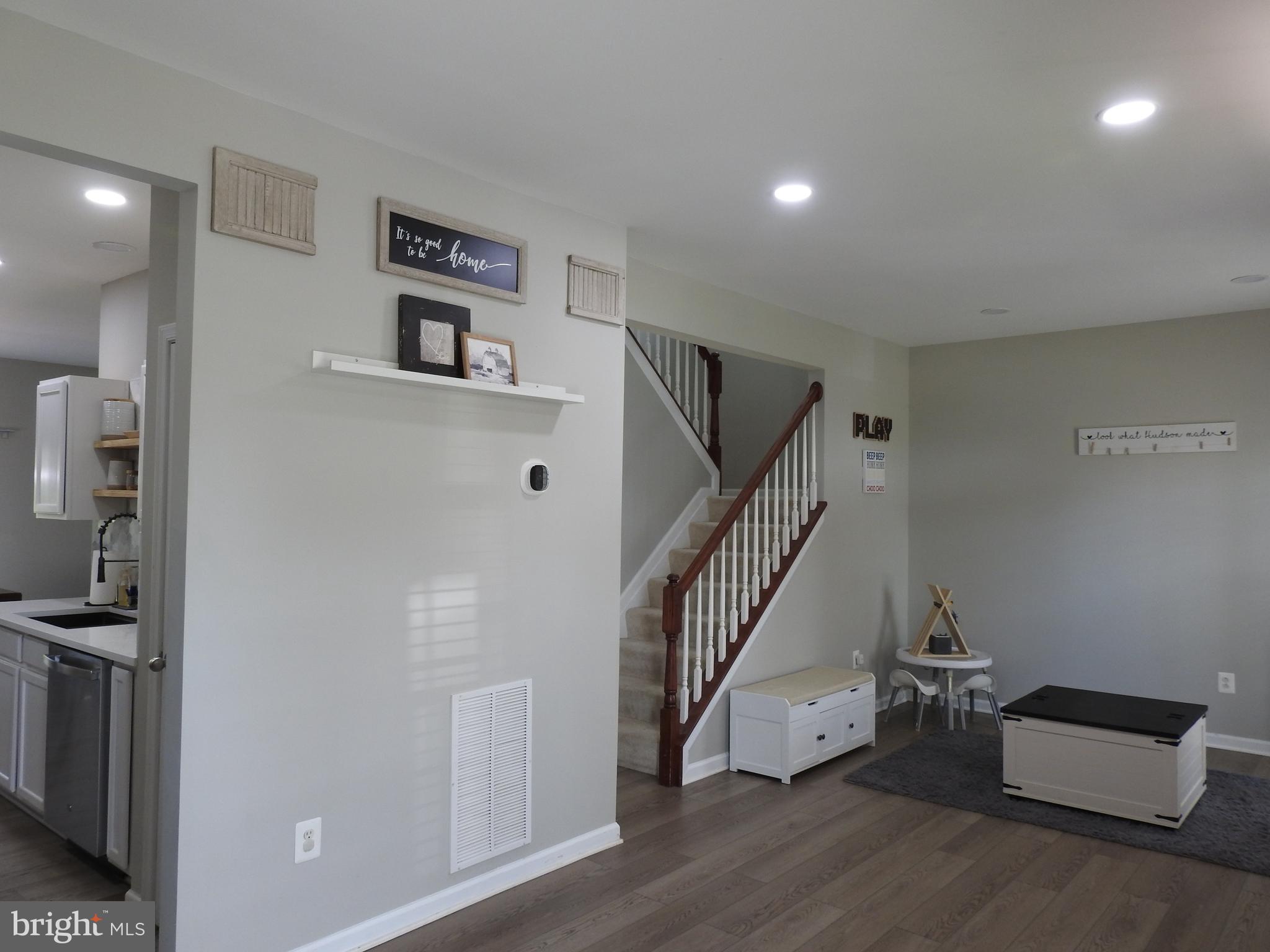 160 Hickory Ridge Circle York, PA 17404 - Photo 3 of 34 Laminate floors first floor