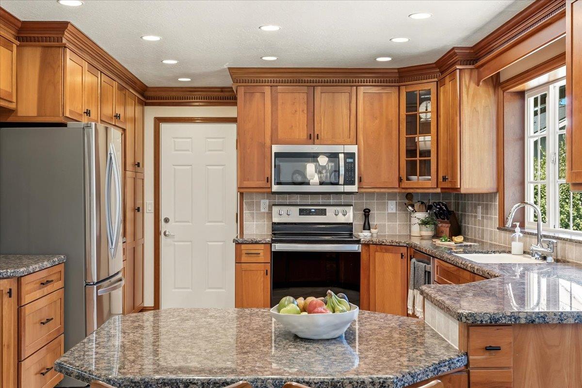 16856 Scott Way Grass Valley, CA 95949 - Photo 16 of 67 a kitchen with stainless steel appliances granite countertop a sink a stove and a refrigerator