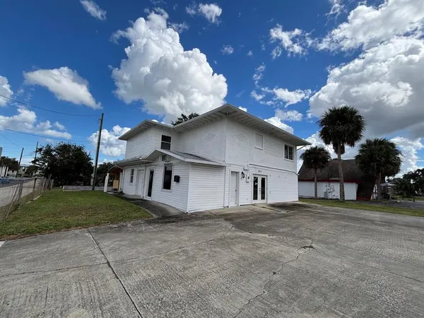 $2,200 | 1871 South Ridgewood Avenue, South Daytona, FL 32119