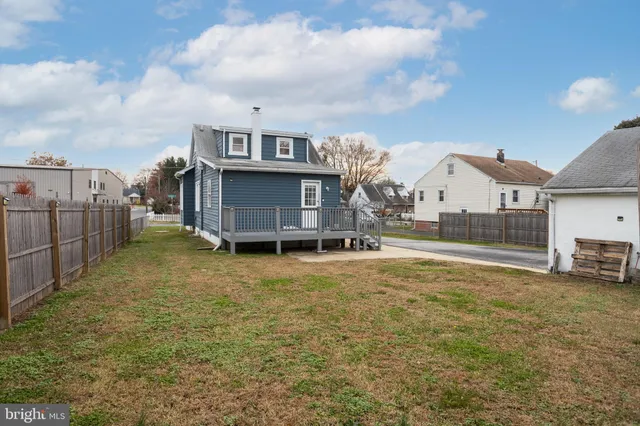 a view of a house with backyard and roof