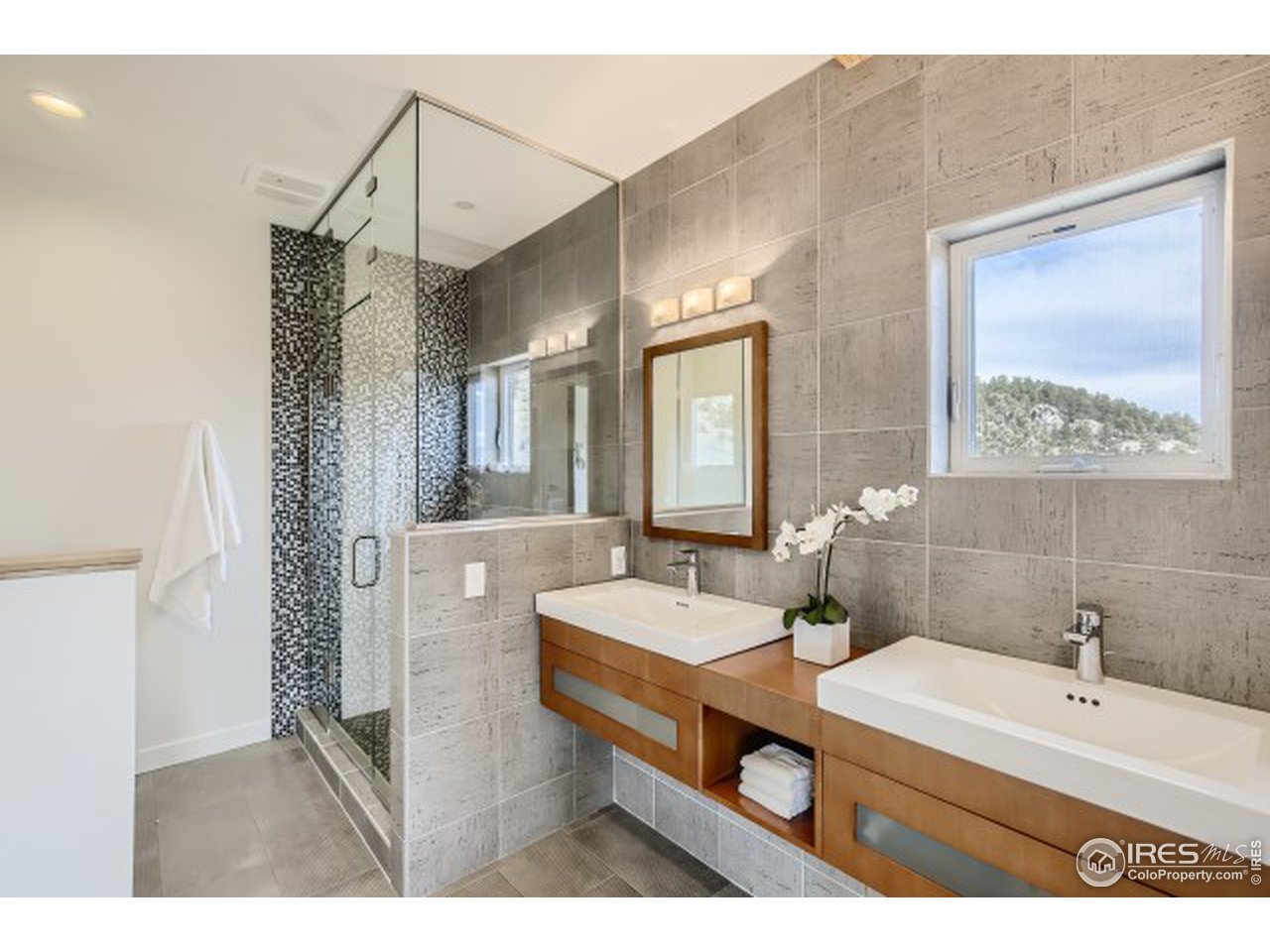1133 Arroyo Chico Road Boulder, CO 80302 - Photo 21 of 37 a bathroom with a sink a mirror and a shower