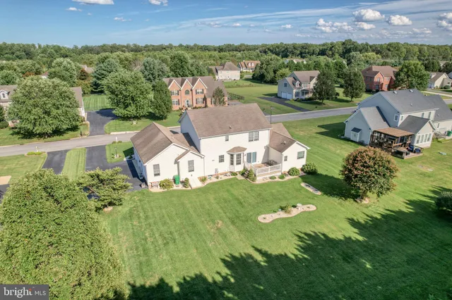a view of a house with backyard and garden