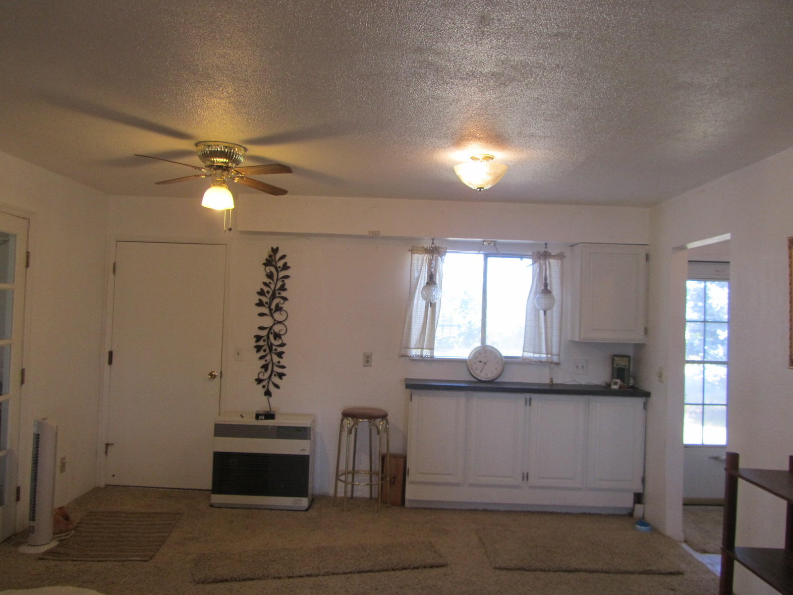 560-620 Walters Road Lookout, CA 96054 - Photo 7 of 34 Wet bar