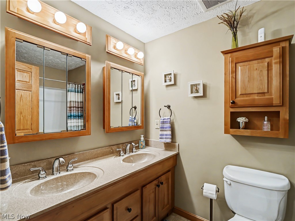 10230 Chipmunk Ridge Drive Mentor, OH 44060 - Photo 26 of 40 2nd floor guest bathroom