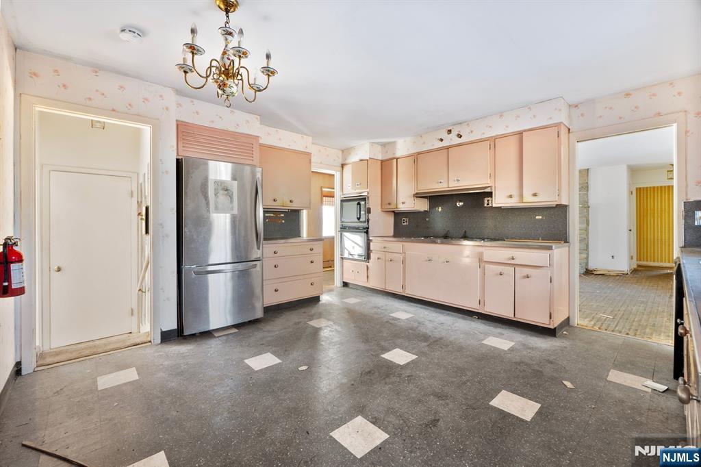 20 Hidden Glen Road Upper Saddle River, NJ 07458 - Photo 2 of 36